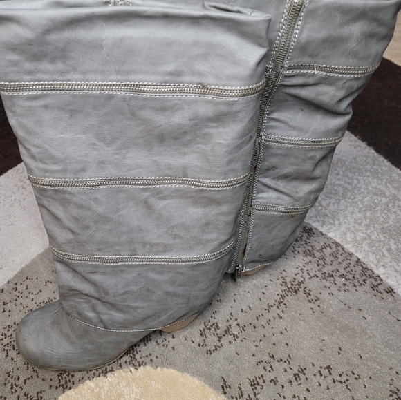 Boots - Picture 3 of 4